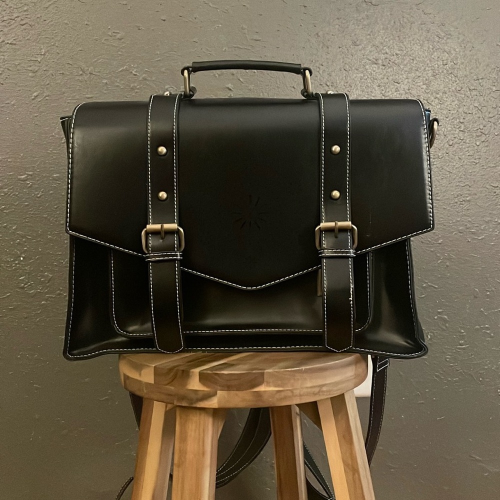 💼 large briefcase/messenger bag.